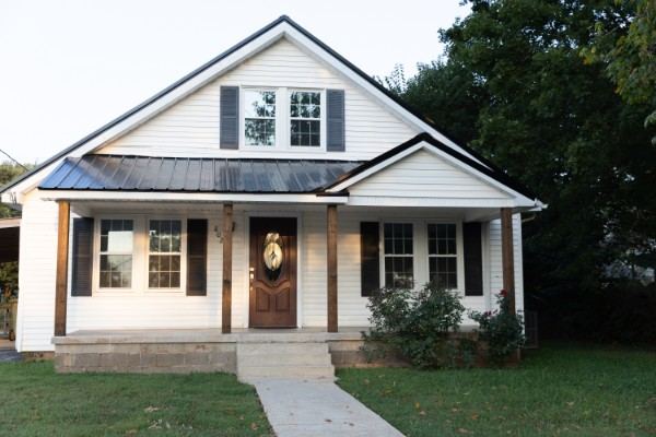 Front of 802 Mahr Ave, Lawrenceburg TN