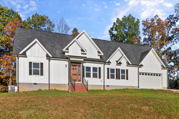 Front of 975 Weakley Creek Road, Lawrenceburg TN