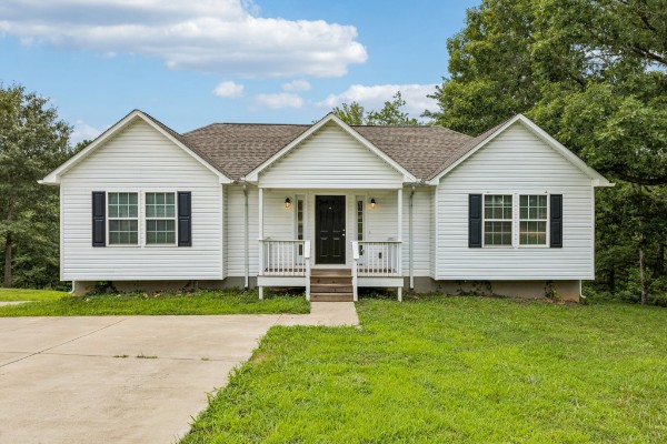 Front of 1299 Wesley Ct, Lawrenceburg TN