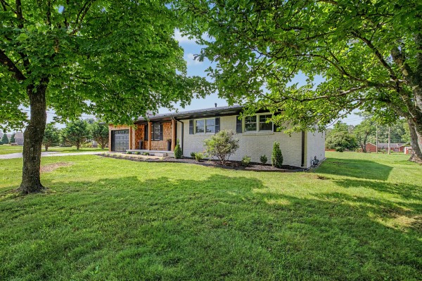 Front of 403 Robins St, Lawrenceburg TN