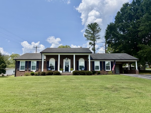 Front of 301 Roberta Ln, Lawrenceburg TN