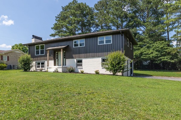 Front of 1708 Deer Hollow Dr, Lawrenceburg TN
