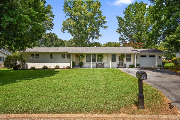 Front of 414 8th St, Lawrenceburg TN
