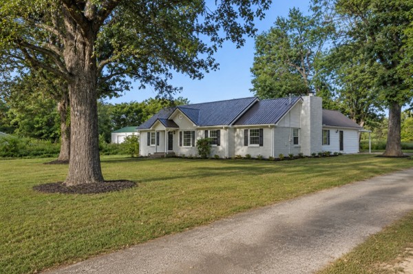 Front of 1083 Mattox Town Rd, Lawrenceburg TN