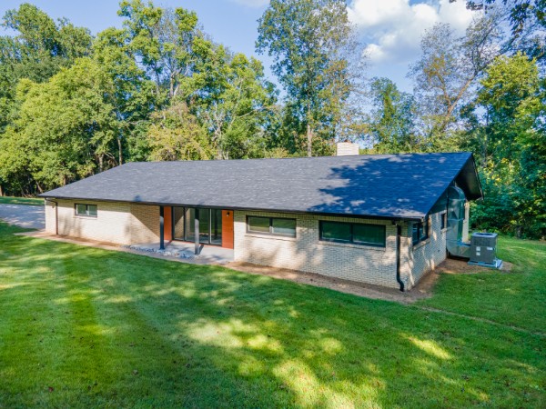Front of 301 Sanford Ln, Lawrenceburg TN