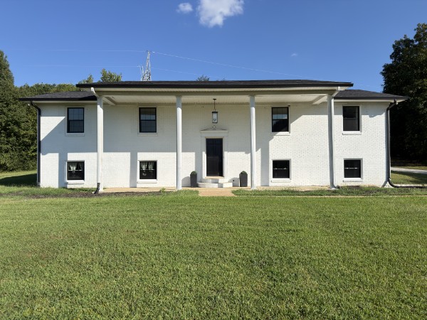 Front of 2315 Grandview, Lawrenceburg TN
