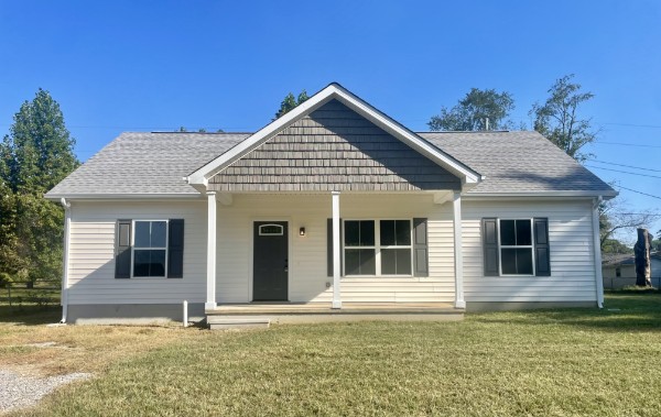 Front of 204B Clayton St, Lawrenceburg TN