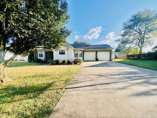 Front of 713 Douglas Dr, Lawrenceburg TN