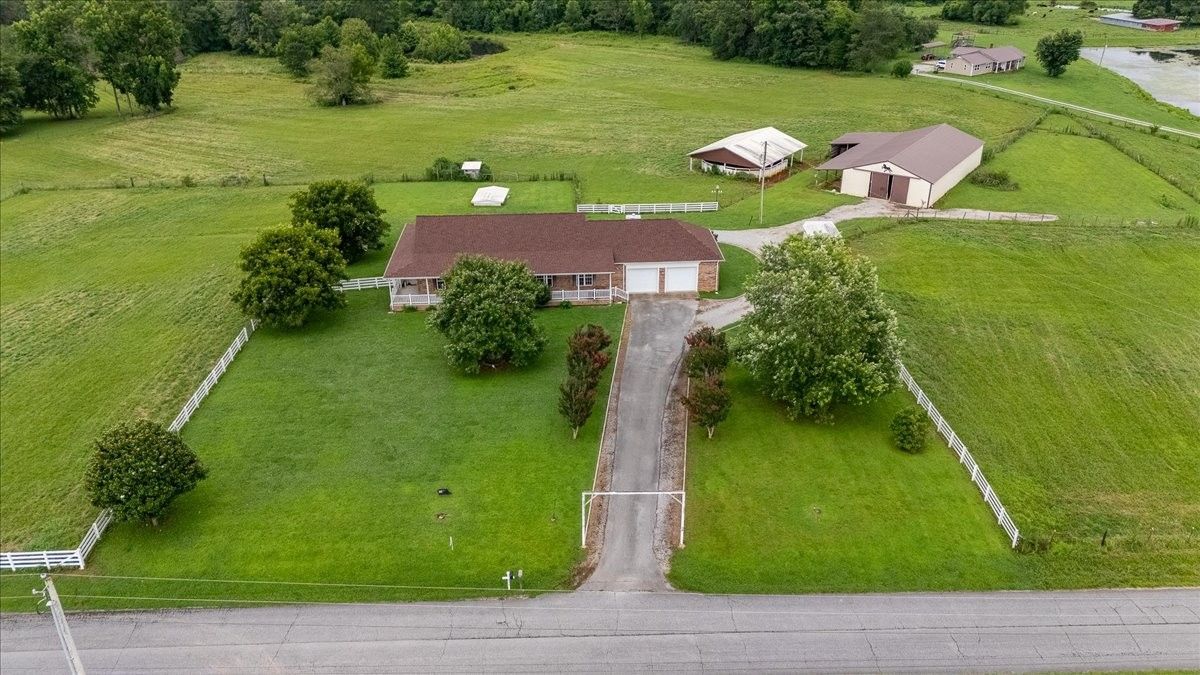 158 Big Springs Rd inside, Lawrence County TN home for sale