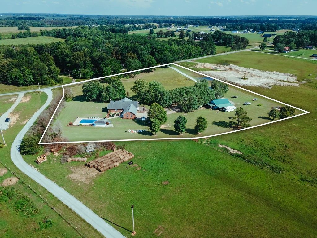 187 N Old Military Rd outdoor space, Lawrence County TN home for sale