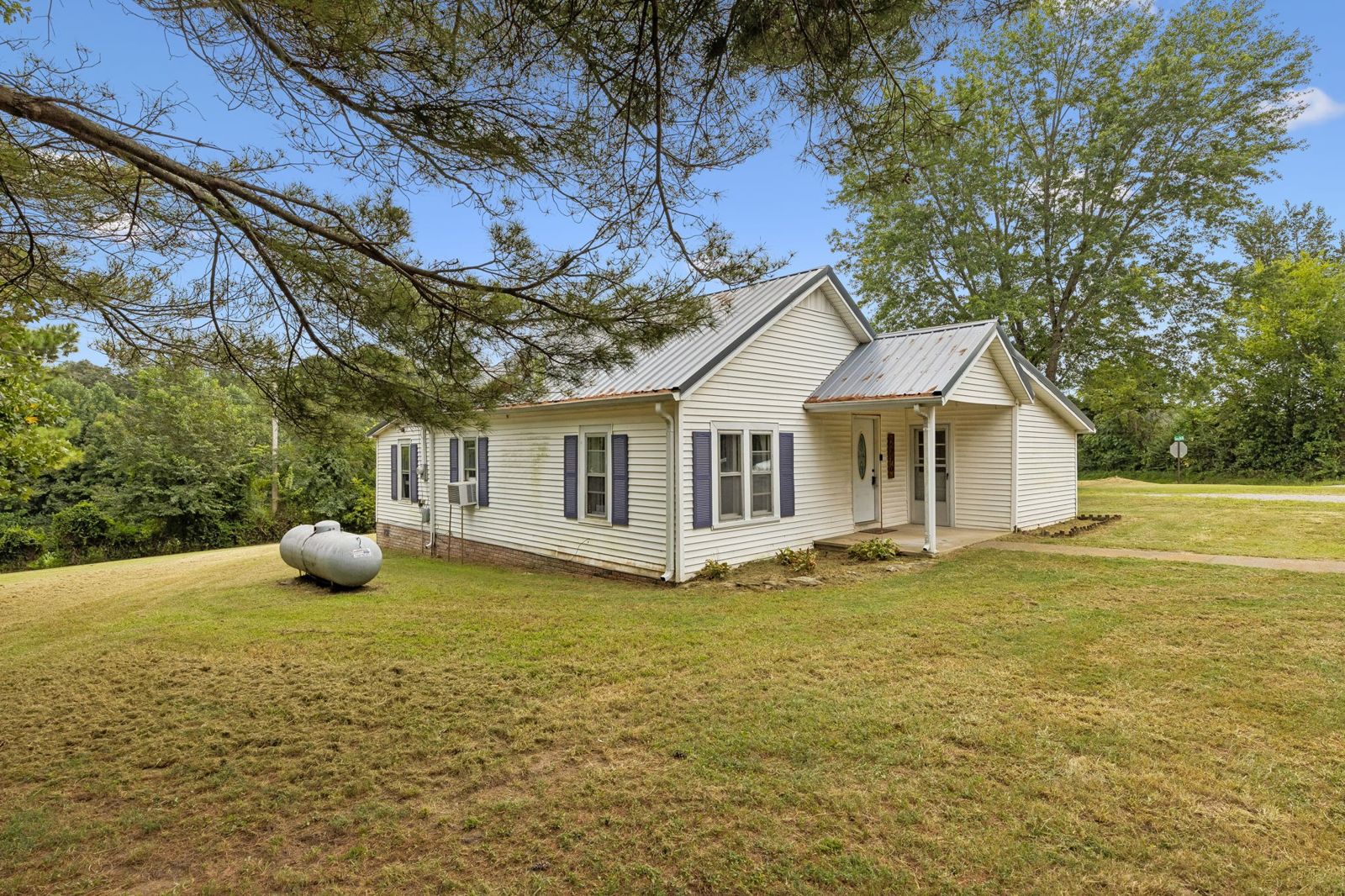2270 Fall River Rd inside, Lawrence County TN home for sale
