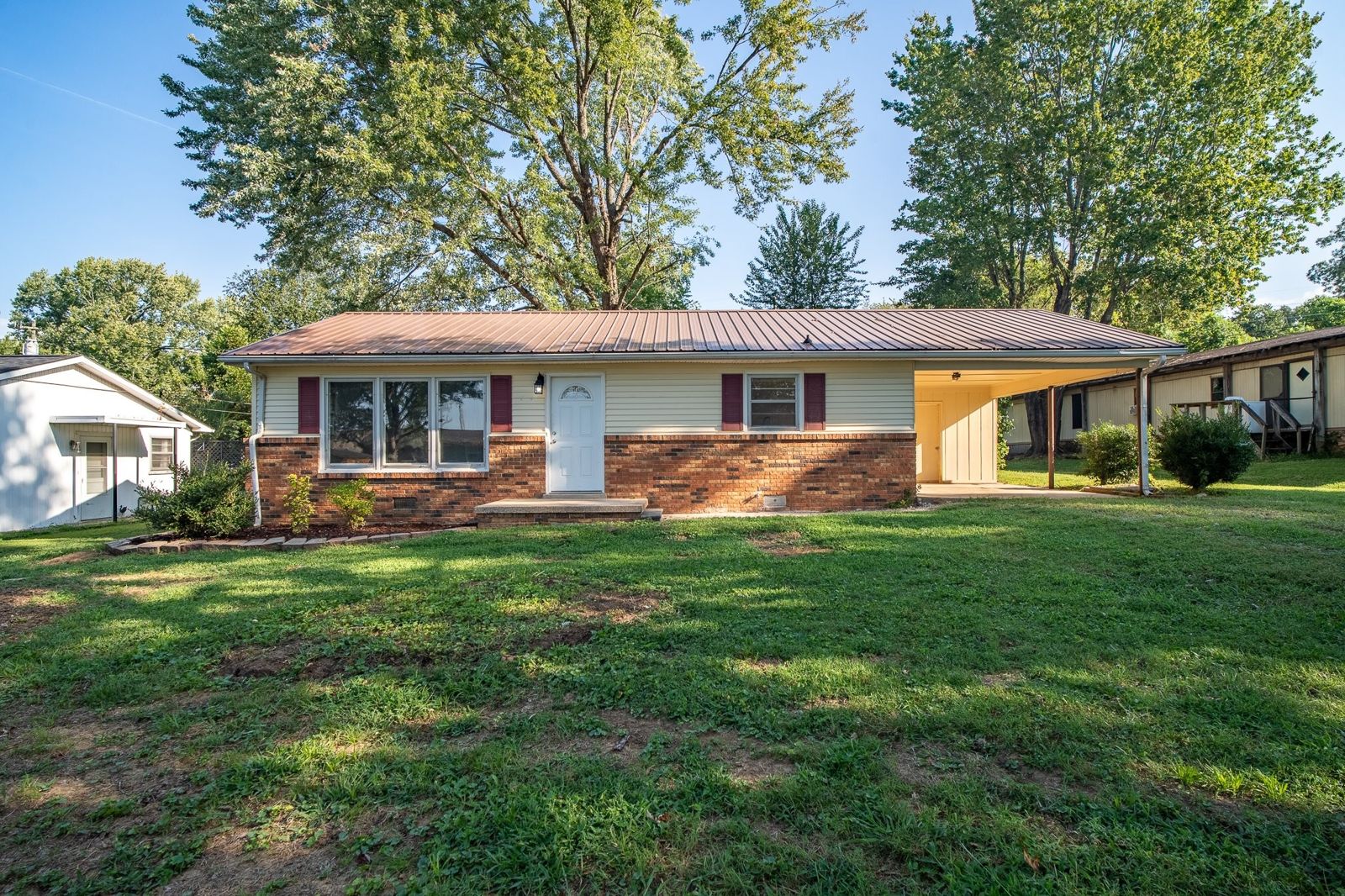 318 Tipton St inside, Lawrence County TN home for sale