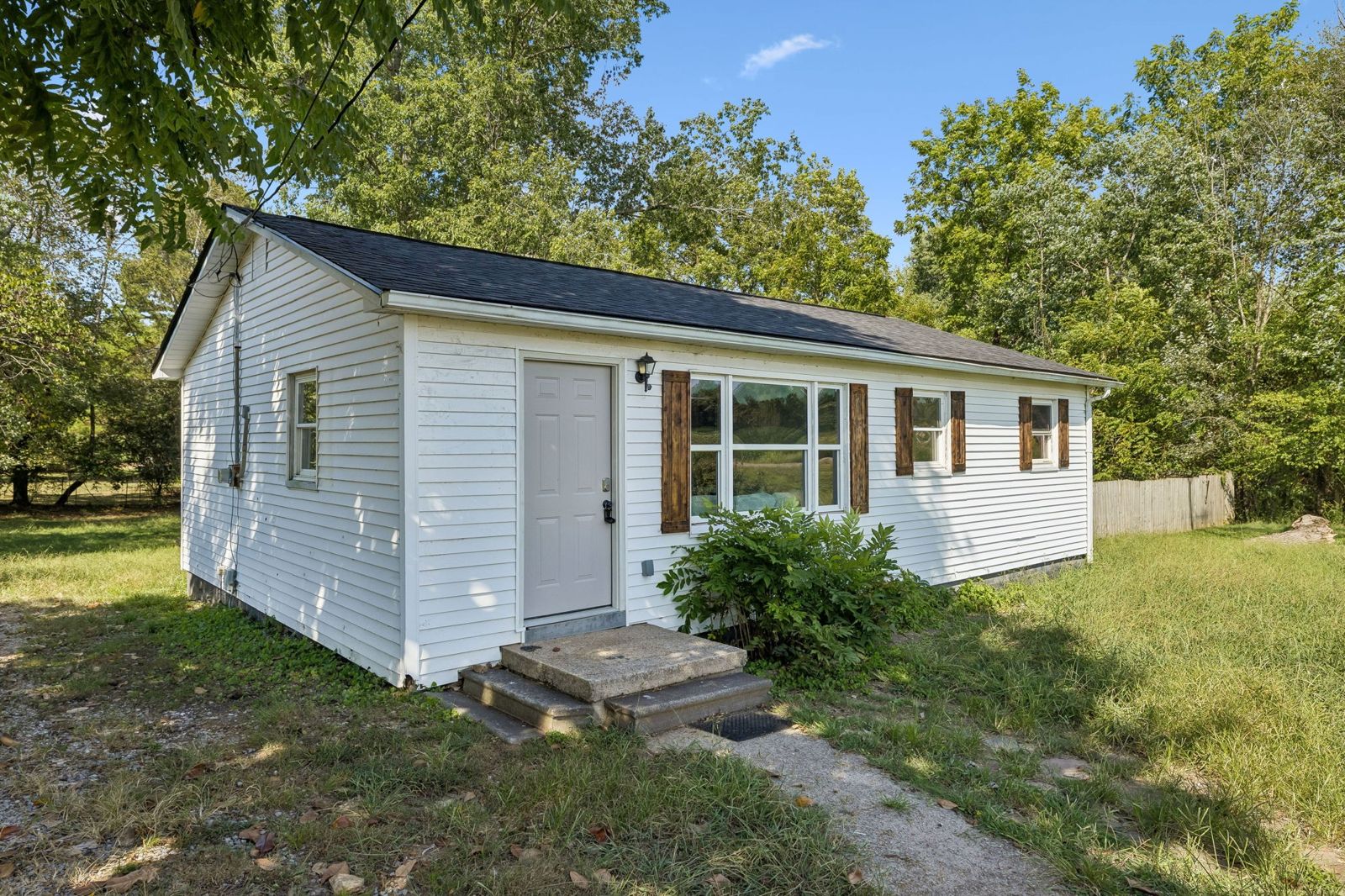 621 Dixon Branch Rd inside, Lawrence County TN home for sale