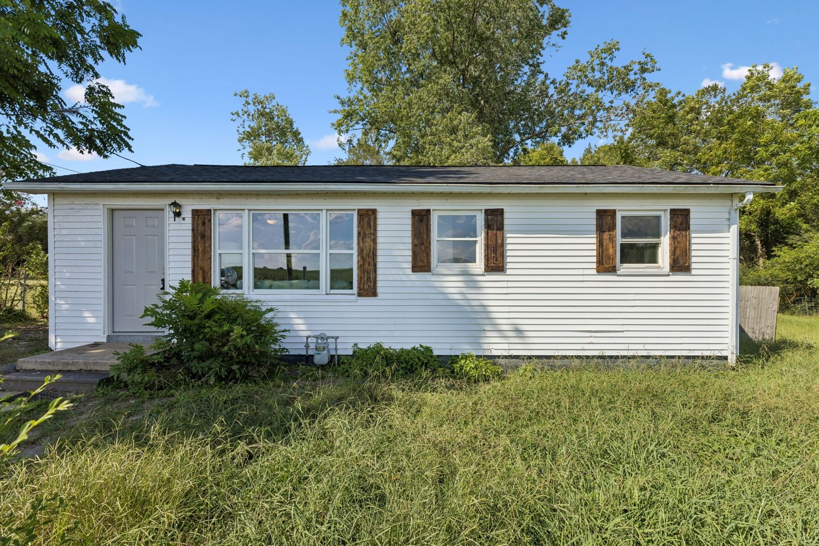 621 Dixon Branch Rd inside, Lawrence County TN home for sale